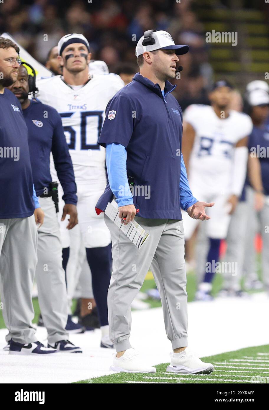 La Nouvelle-Orléans, États-Unis. 25 août 2024. Brian Callahan, entraîneur-chef des Titans du Tennessee, marche sur la touche lors d'un match de pré-saison de la National Footbal League au Caesars Superdome le dimanche 25 août 2024 à la Nouvelle-Orléans, en Louisiane. (Photo de Peter Forest/SipaUSA) crédit : Sipa USA/Alamy Live News Banque D'Images