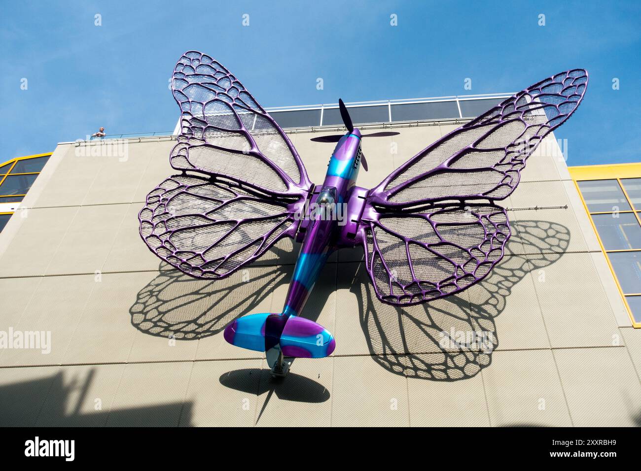 Spitfire Butterfly Moving Wings, oeuvre d'art contemporain Art Fine Arts objet moderne de David Cerny sculpture sur le bâtiment Prague République tchèque Banque D'Images