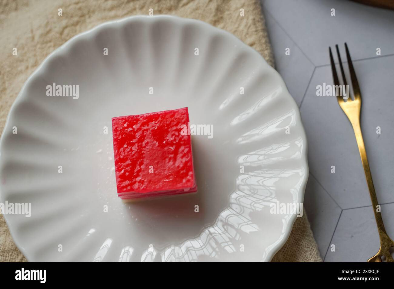 Kuih Lapis, gâteau traditionnel cuit à la vapeur et dessert, à base de farine de riz, de farine de maïs, de farine de blé et de lait de coco. Populaire pour le petit déjeuner et le thé. Banque D'Images