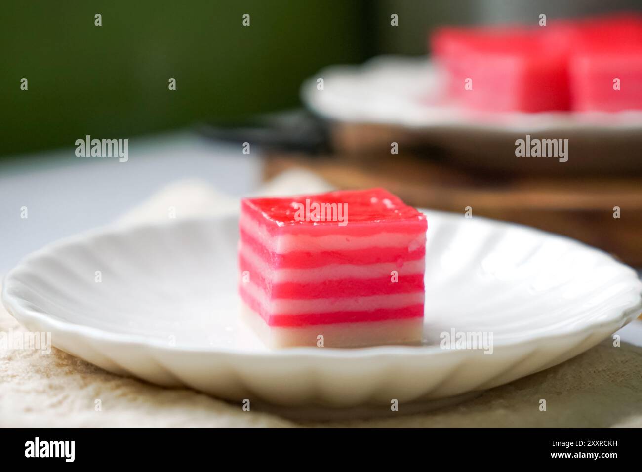 Kuih Lapis, gâteau traditionnel cuit à la vapeur et dessert, à base de farine de riz, de farine de maïs, de farine de blé et de lait de coco. Populaire pour le petit déjeuner et le thé. Banque D'Images