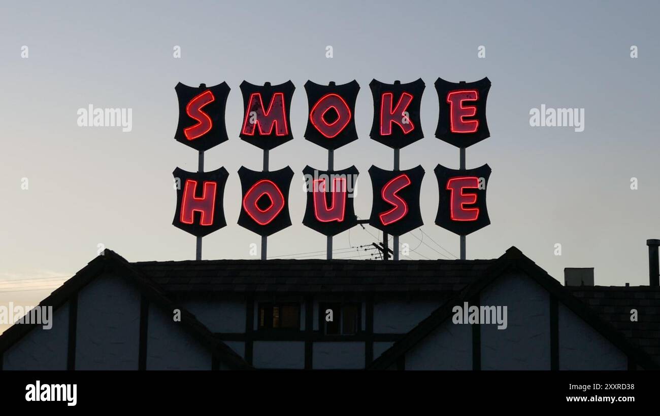 Burbank, Californie, États-Unis 23 août 2024 Smoke House Restaurant dont les habitués comprenaient Judy Garland, Humphrey Bogart, James Dean, Cary Grant, Robert Redford, Bob Hope, Bing Crosby, Jack Parr, William Frawley et d'autres le 23 août 2024 à Burbank, Californie, États-Unis. Photo de Barry King/Alamy Stock photo Banque D'Images