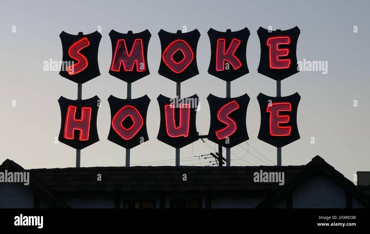 Burbank, Californie, États-Unis 23 août 2024 Smoke House Restaurant dont les habitués comprenaient Judy Garland, Humphrey Bogart, James Dean, Cary Grant, Robert Redford, Bob Hope, Bing Crosby, Jack Parr, William Frawley et d'autres le 23 août 2024 à Burbank, Californie, États-Unis. Photo de Barry King/Alamy Stock photo Banque D'Images