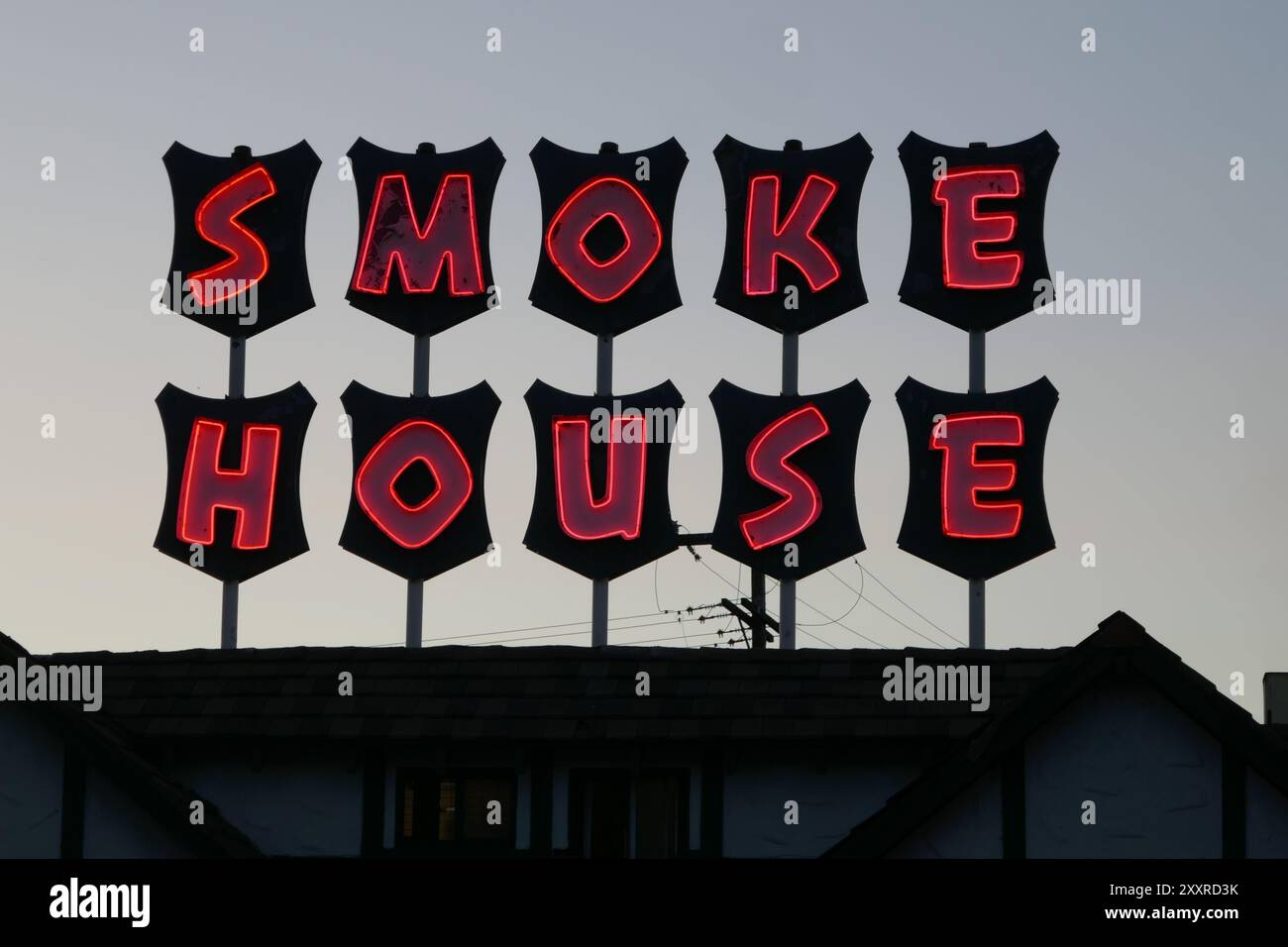 Burbank, Californie, États-Unis 23 août 2024 Smoke House Restaurant dont les habitués comprenaient Judy Garland, Humphrey Bogart, James Dean, Cary Grant, Robert Redford, Bob Hope, Bing Crosby, Jack Parr, William Frawley et d'autres le 23 août 2024 à Burbank, Californie, États-Unis. Photo de Barry King/Alamy Stock photo Banque D'Images