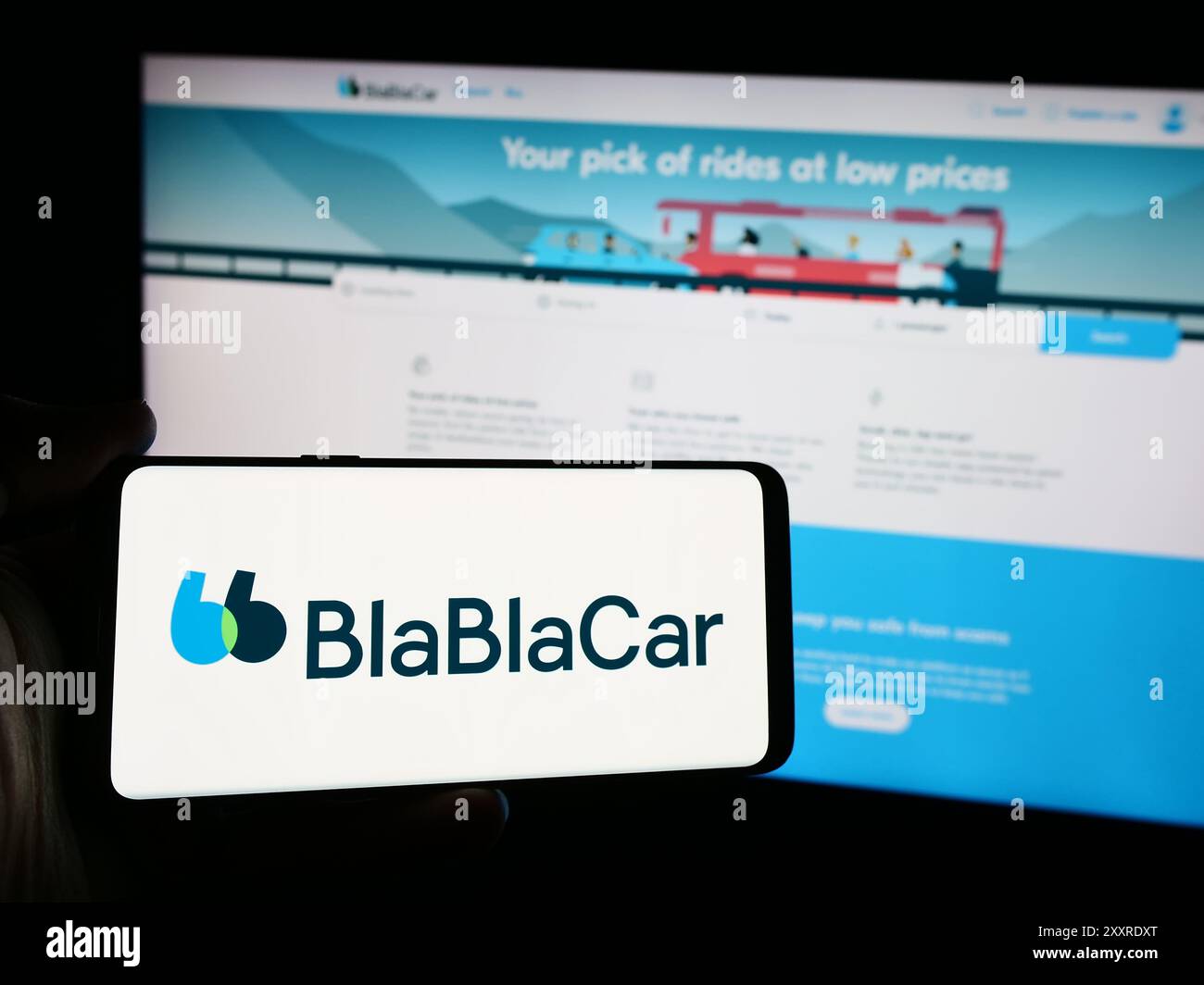 Personne tenant un smartphone avec le logo de la société française de covoiturage BlaBlaCar (Comuto sa) en face du site. Concentrez-vous sur l'affichage du téléphone. Banque D'Images