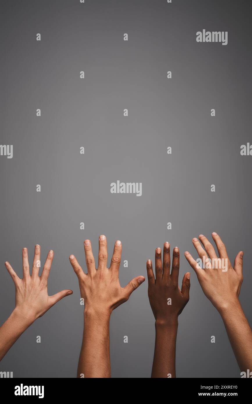 Travail d'équipe, soutien et mains en studio pour le vote, le choix et la décision des gens pour les droits de l'homme. Campagne de groupe, de communauté et de société pour l'égalité Banque D'Images