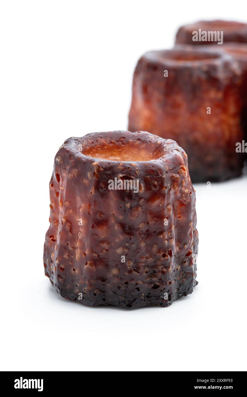 Biscuits Canelé isolés sur fond blanc Banque D'Images