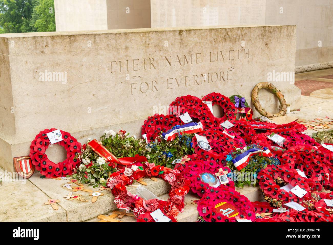 Couronnes de coquelicots posées sur la pierre du souvenir au Mémorial de Thiepval aux disparus Banque D'Images