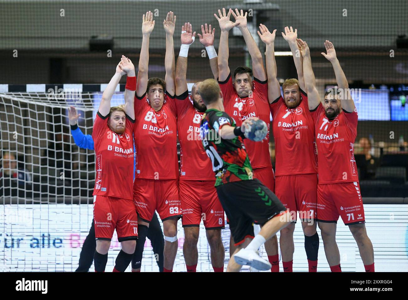 Philipp Weber (SC Magdeburg #20) beim Wurf ; Dimitri Ignatow (MT Melsungen #11), Ian Barrufet (MT Melsungen #83), Adrian Sipos (MT Melsungen #8), Alexandre Cavalcanti (MT Melsungen #24), David Mandic (MT Melsungen #7), Mohamed amine Darmoul (MT Melsungen #71) (G-R) in der Mauer, Block, GER, MT Melsungen 2024, Melsungen, MT, Melsungen #, Handmerball, Magmerburg, Magmerburg.08.08.08.25, Handmergen. Foto : Eibner-Pressefoto - Roland Sippel Banque D'Images