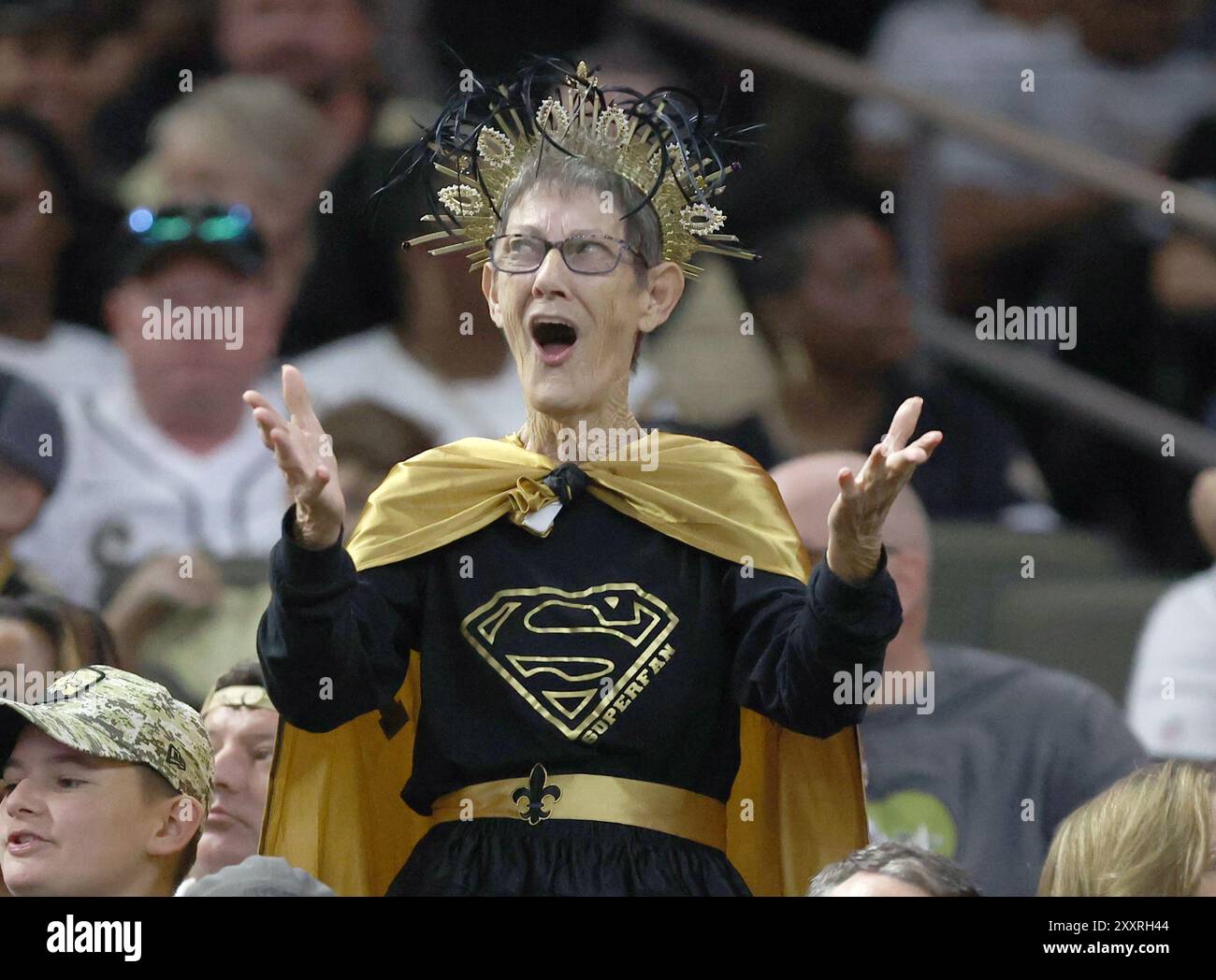 La Nouvelle-Orléans, États-Unis. 25 août 2024. Une fan des Saints de la Nouvelle-Orléans montre son soutien à son équipe lors d'un match de pré-saison de la National Footbal League au Caesars Superdome le dimanche 25 août 2024 à la Nouvelle-Orléans, en Louisiane. (Photo de Peter Forest/SipaUSA) crédit : Sipa USA/Alamy Live News Banque D'Images