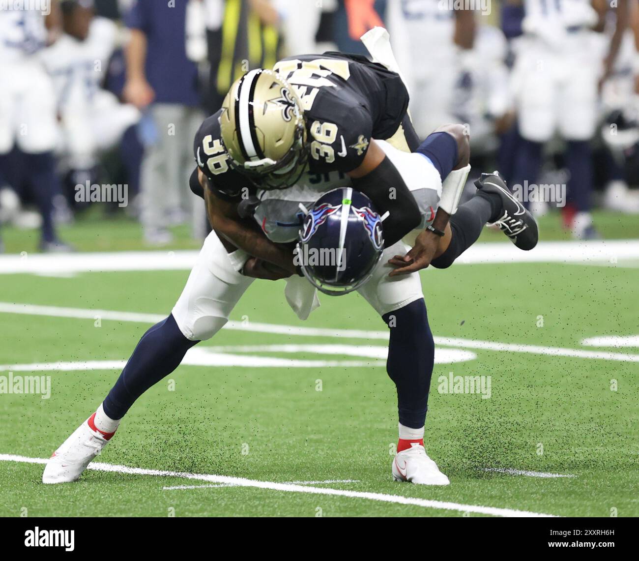 La Nouvelle-Orléans, États-Unis. 25 août 2024. Rico Payton (36), cornerback des Saints de la Nouvelle-Orléans, casse le quarterback des Titans du Tennessee Malik Willis (7) lors d'un match de pré-saison de la Ligue nationale de football au Caesars Superdome le dimanche 25 août 2024 à la Nouvelle-Orléans, en Louisiane. (Photo de Peter Forest/SipaUSA) crédit : Sipa USA/Alamy Live News Banque D'Images