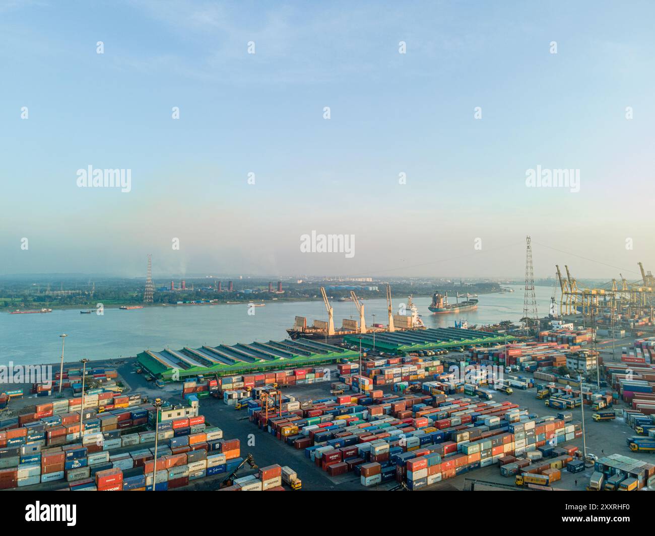 Vue aérienne du port à conteneurs et des navires de charge occupés sur la rivière - navigation industrielle et scène du commerce mondial. Drone vue du port de Chittagong Banque D'Images