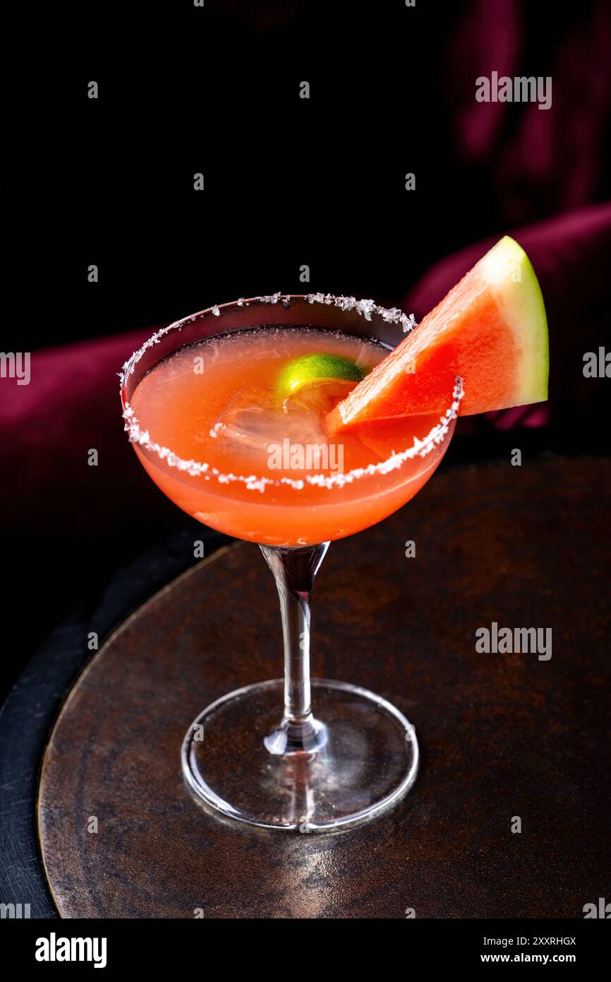 Cocktail de pastèque fraîche ou mocktail sur fond sombre Banque D'Images