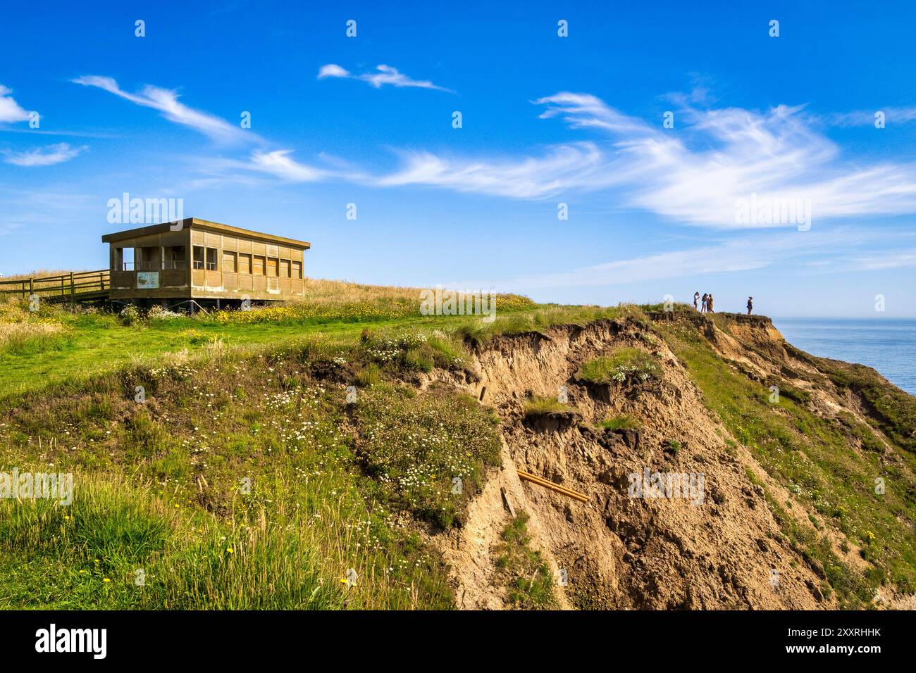 28 juillet 2024 : Flamborough Head, East Yorkshire, Royaume-Uni - Flamborough Seawatch Observatory, sur les falaises de Flamborough Head, par une belle journée d'été... Banque D'Images