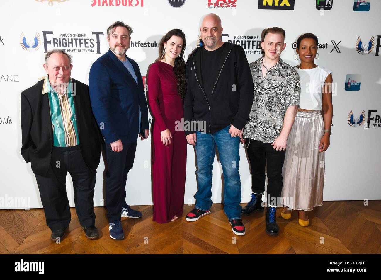 Londres, Royaume-Uni. 25 août 2024. La réalisatrice Hayden Hewitt avec Laurence Harvey, Johnny Vivash, elle O'Hara, Jonny Vernon et Donna Louise Bryan ont photographié sur le mur des médias pour Cara lors du Frightfest 2024, la 25e édition du festival du film d'horreur. Photo de Julie Edwards./Alamy Live News Banque D'Images