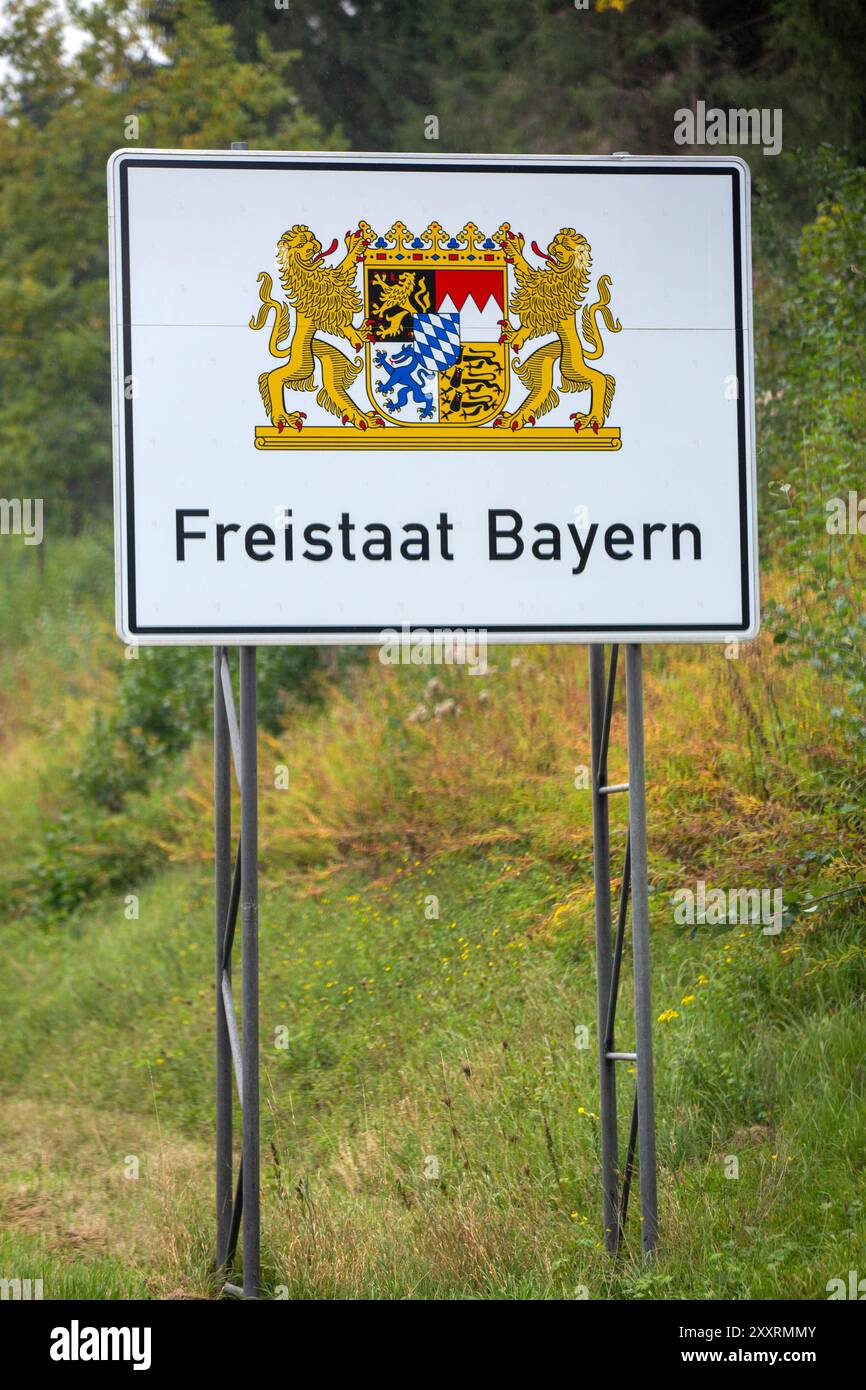 Verkehrstafel Bundesland Bayern. Symbolfoto, Themenfoto Aschaffenburg, 25.08.2024 *** panneau de signalisation État fédéral Bavière symbole photo, thème photo Aschaffenburg, 25 08 2024 Foto:XR.xSchmiegeltx/xFuturexImagex verkehrstafel 4804 Banque D'Images