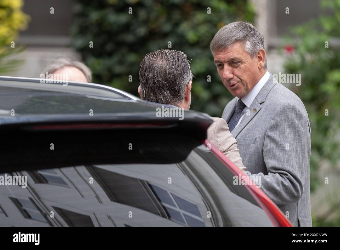 Peter de Roover de N-va, Bart de Wever de N-va et Jan jambon de N-va arrivent pour une réunion pour discuter d'une éventuelle coalition pour le gouvernement fédéral, le lundi 26 août 2024 à Bruxelles. Le président des engage, Prevot, a été nommé « médiateur » pour discuter d'une éventuelle coalition « Arizona » entre les cinq partis N-va, Vooruit, CD&V, MR et les engage. Jeudi, le président de la N-va, de Wever, a terminé son mandat de «formateur», un revers majeur pour la coalition possible. Les élections fédérales ont eu lieu le 9 juin 2024. BELGA PHOTO JAMES ARTHUR GEKIERE Banque D'Images