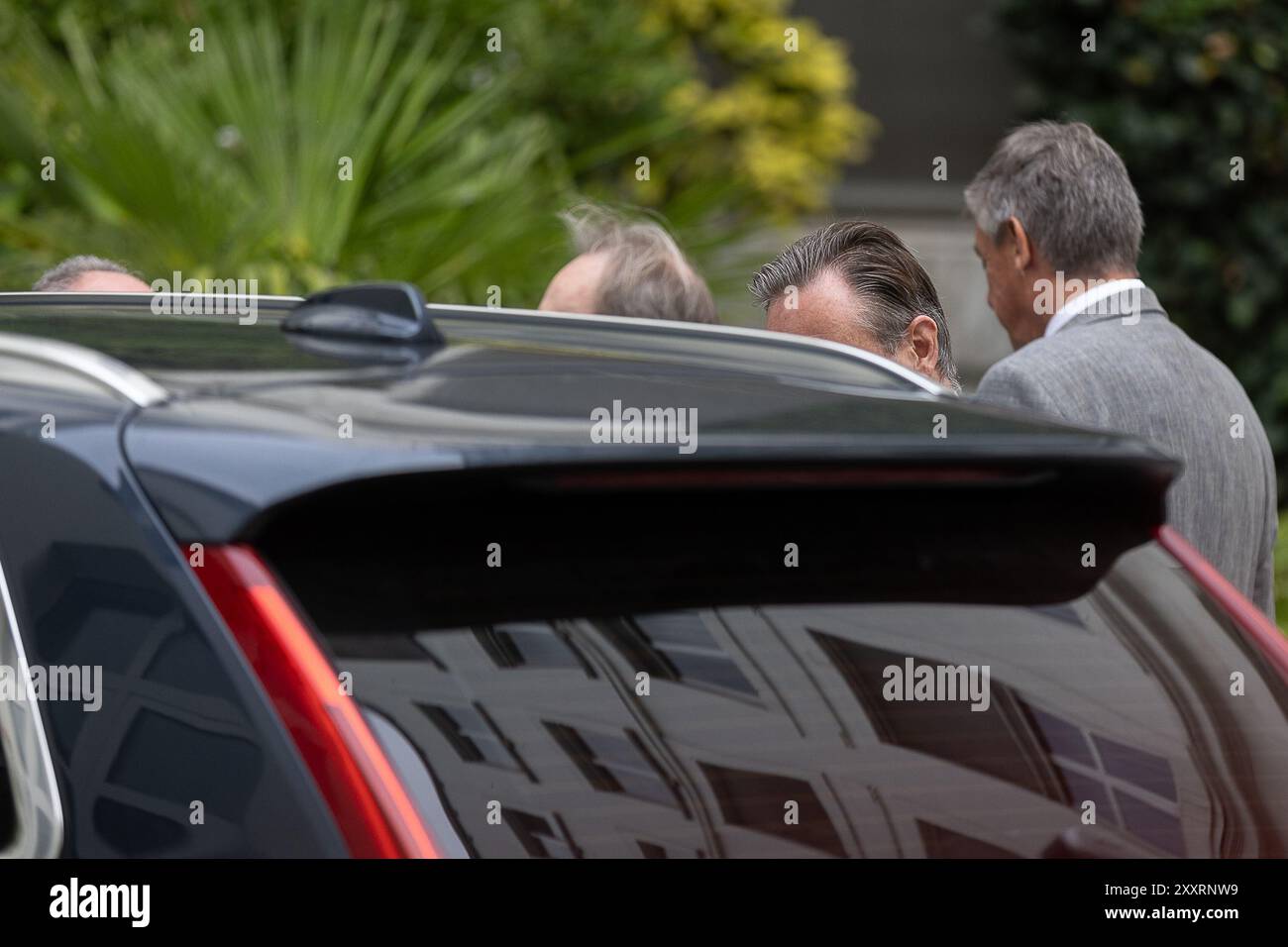 Peter de Roover de N-va, Bart de Wever de N-va et Jan jambon de N-va arrivent pour une réunion pour discuter d'une éventuelle coalition pour le gouvernement fédéral, le lundi 26 août 2024 à Bruxelles. Le président des engage, Prevot, a été nommé « médiateur » pour discuter d'une éventuelle coalition « Arizona » entre les cinq partis N-va, Vooruit, CD&V, MR et les engage. Jeudi, le président de la N-va, de Wever, a terminé son mandat de «formateur», un revers majeur pour la coalition possible. Les élections fédérales ont eu lieu le 9 juin 2024. BELGA PHOTO JAMES ARTHUR GEKIERE Banque D'Images
