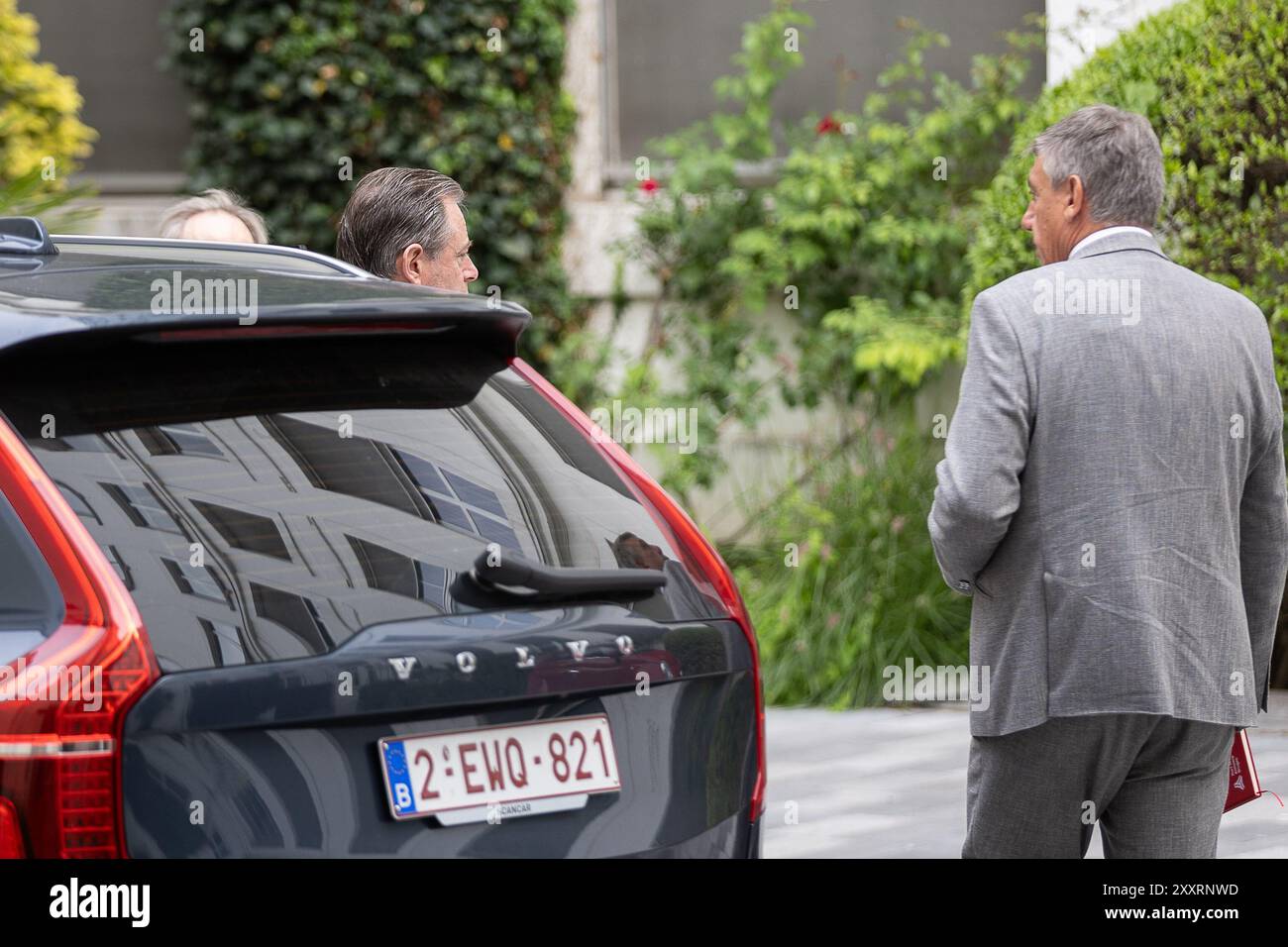 Peter de Roover de N-va, Bart de Wever de N-va et Jan jambon de N-va arrivent pour une réunion pour discuter d'une éventuelle coalition pour le gouvernement fédéral, le lundi 26 août 2024 à Bruxelles. Le président des engage, Prevot, a été nommé « médiateur » pour discuter d'une éventuelle coalition « Arizona » entre les cinq partis N-va, Vooruit, CD&V, MR et les engage. Jeudi, le président de la N-va, de Wever, a terminé son mandat de «formateur», un revers majeur pour la coalition possible. Les élections fédérales ont eu lieu le 9 juin 2024. BELGA PHOTO JAMES ARTHUR GEKIERE Banque D'Images