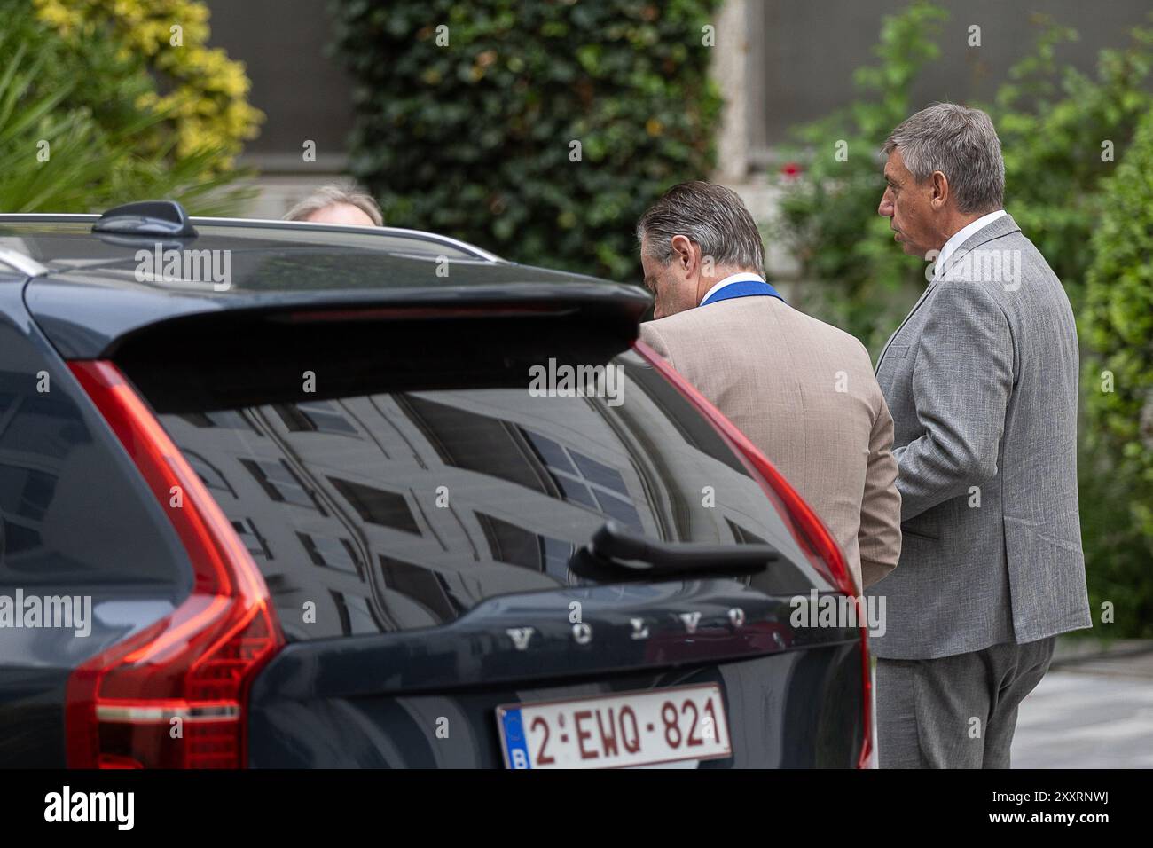 Peter de Roover de N-va, Bart de Wever de N-va et Jan jambon de N-va arrivent pour une réunion pour discuter d'une éventuelle coalition pour le gouvernement fédéral, le lundi 26 août 2024 à Bruxelles. Le président des engage, Prevot, a été nommé « médiateur » pour discuter d'une éventuelle coalition « Arizona » entre les cinq partis N-va, Vooruit, CD&V, MR et les engage. Jeudi, le président de la N-va, de Wever, a terminé son mandat de «formateur», un revers majeur pour la coalition possible. Les élections fédérales ont eu lieu le 9 juin 2024. BELGA PHOTO JAMES ARTHUR GEKIERE Banque D'Images