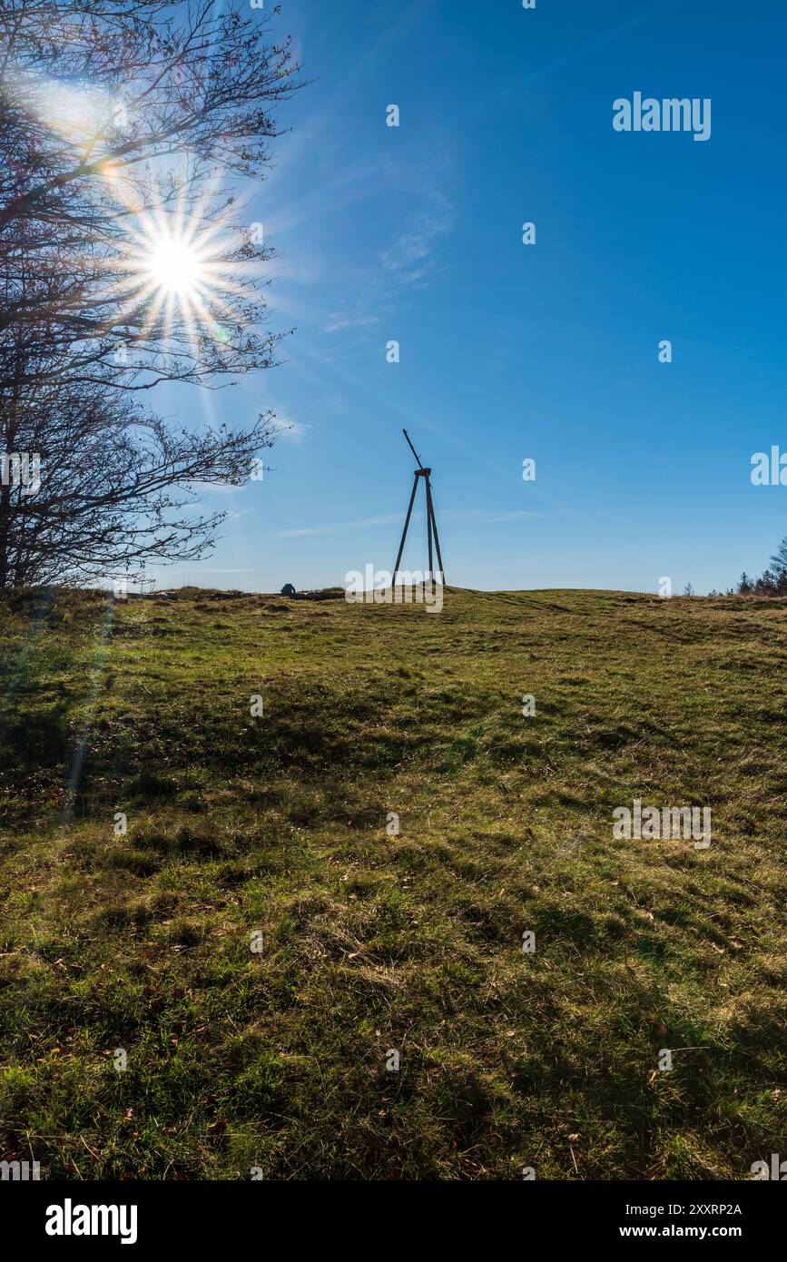 Sommet de la colline Mala Czantoria dans les montagnes Beskid Slaski en Pologne pendant la belle journée d'automne avec le soleil et le ciel clair Banque D'Images