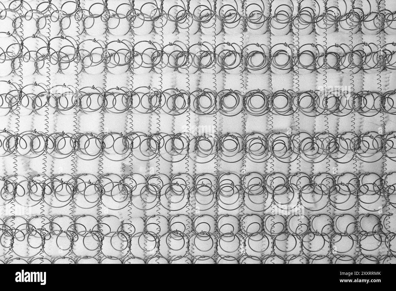 Printemps à l'intérieur du matelas dans la photographie de vue de dessus, fond de ressort de matelas. Banque D'Images