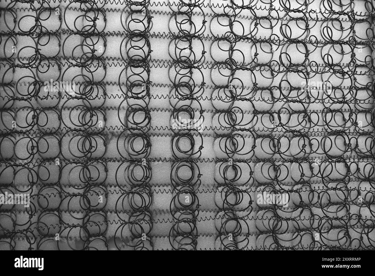 Printemps à l'intérieur du matelas dans la photographie de vue de dessus, fond de ressort de matelas. Banque D'Images