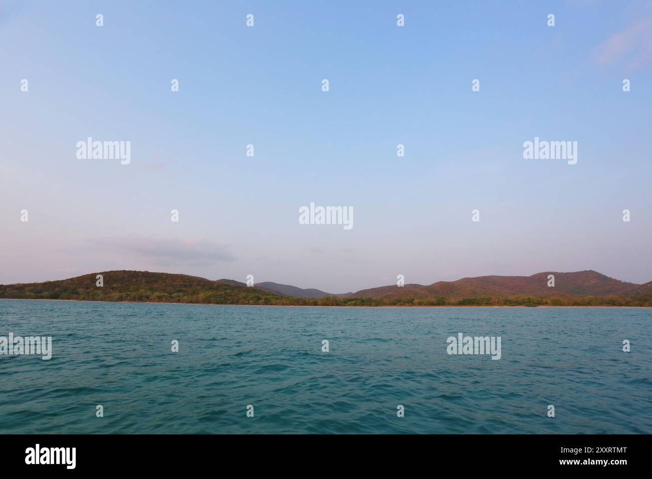 Mer lisse et ciel bleu dans la journée avec air clair pour le design dans votre concept de travail. Banque D'Images