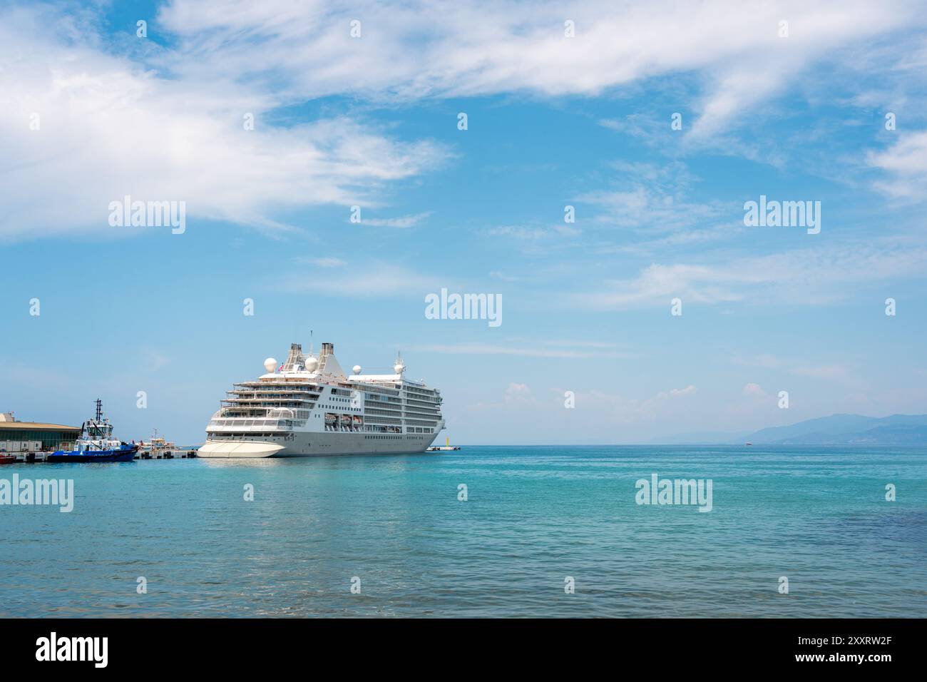 Kusadasi, Turquie - 4 juillet 2024 : un bateau de croisière ancré dans le port de Kuşadası, en Turquie, attend ses passagers Banque D'Images