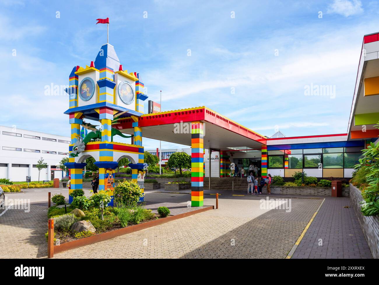 Les familles attendent sous le porche de l'Hôtel Legoland à côté du parc Legoland à Billund, au Danemark, un parc à thème axé sur la marque de jouets de construction Lego. Banque D'Images