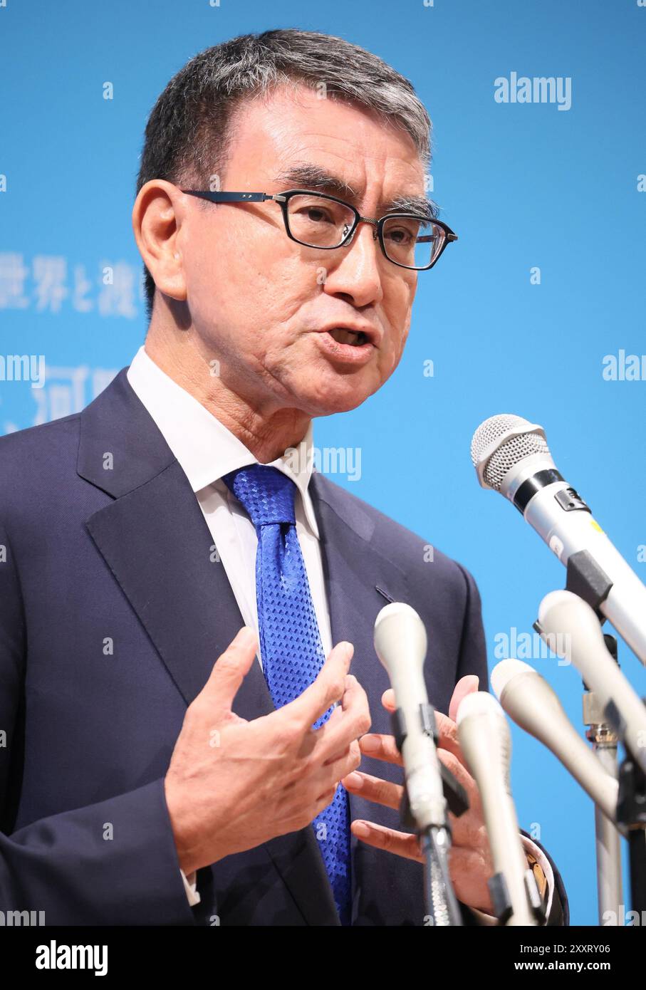 Tokyo, Japon. 26 août 2024. Le ministre japonais de la transformation numérique Taro Kono prend la parole lors d'une conférence de presse alors qu'il se présentera à l'élection présidentielle du Parti libéral-démocrate (PLD) au pouvoir à Tokyo le lundi 26 août 2024. Le premier ministre Fumio Kishida ne se présentera pas aux élections présidentielles du PLD du mois prochain. (Photo de Yoshio Tsunoda/AFLO) crédit : Aflo Co. Ltd./Alamy Live News Banque D'Images