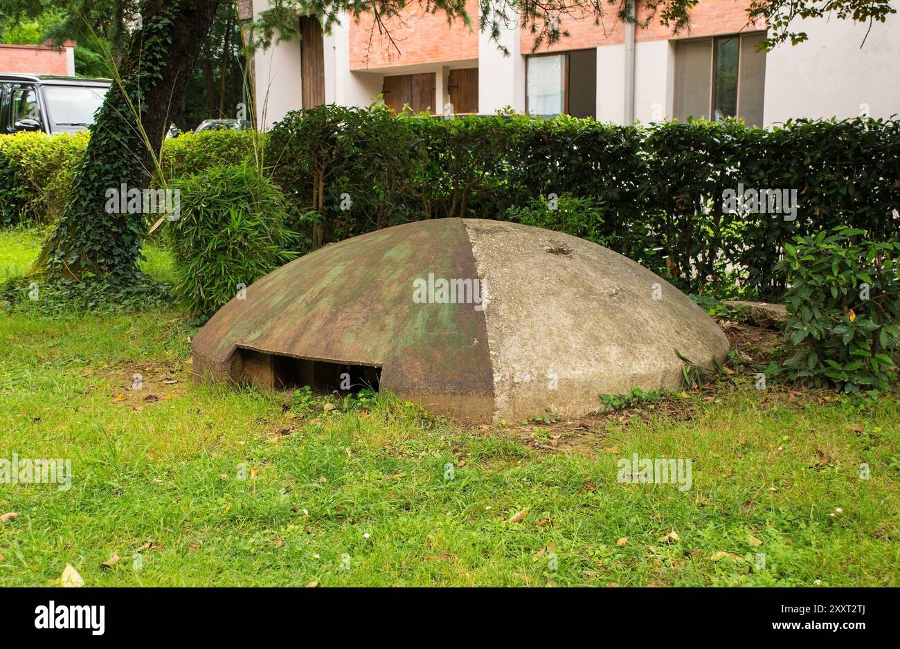 Un bunker de casemates abandonné dans le parc Lulishte Ismail Qemali au centre de Tirana, en Albanie centrale. Une relique du gouvernement Hoxha des années 1960-1980 Banque D'Images