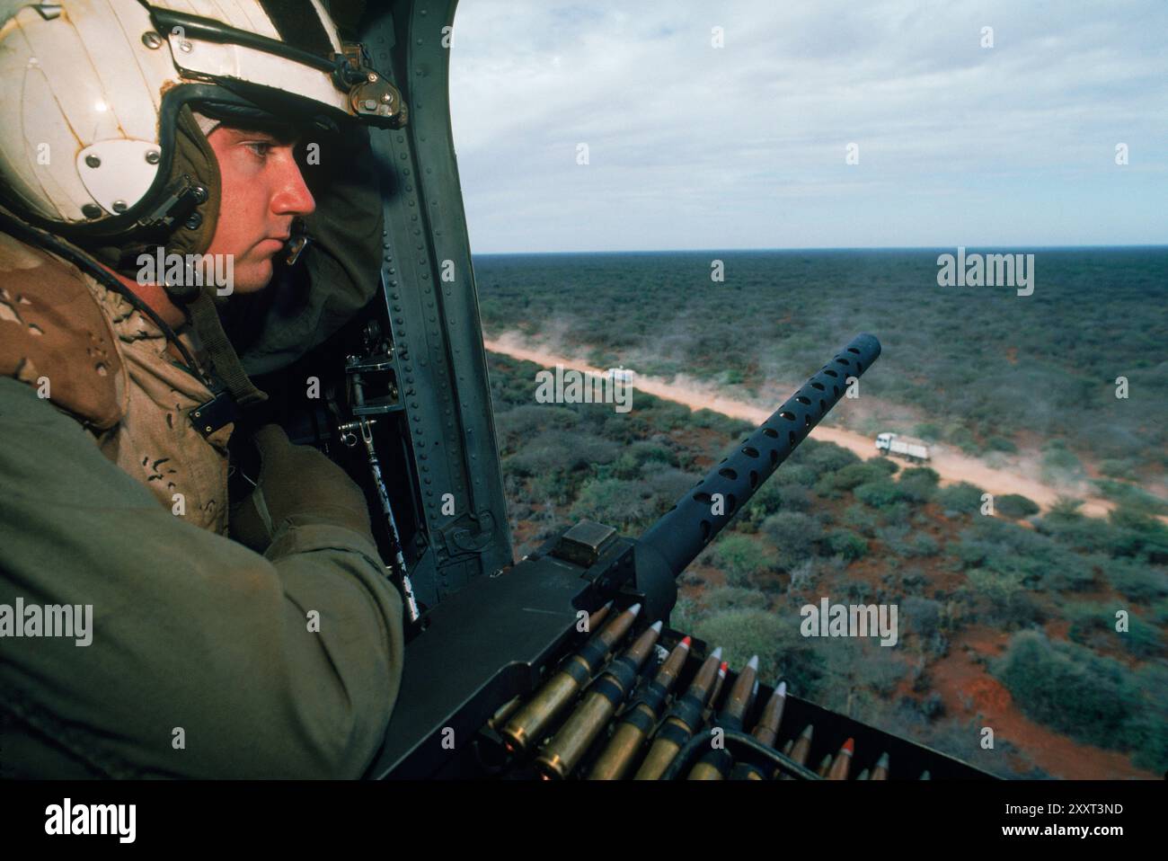 Soldat Mans une mitrailleuse dans un hélicoptère transporte de la nourriture dans des villages à l'extérieur de Baidoa, en Somalie. Banque D'Images