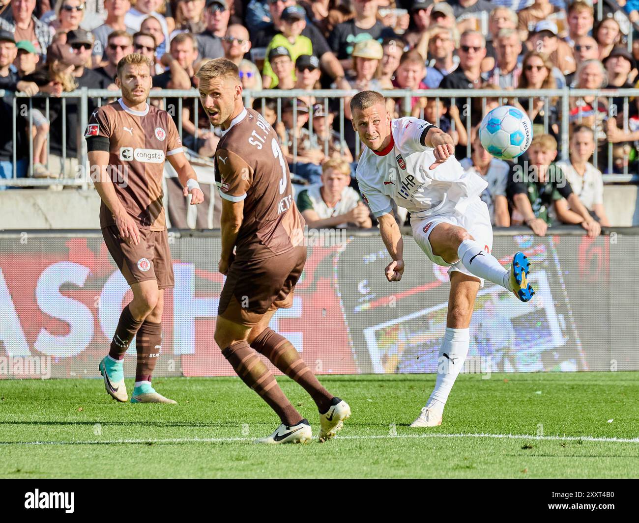 Lars Ritzka (FC réunis Pauli #21) , Karol mets (FC réunis Pauli #03), Adrian Beck (FC Heidenheim #21) GER, FC réunis Pauli v. FC Heidenheim, 1. Bundesliga, 1. Spieltag, Fussball, Spielzeit 2024/2025, 25.08.2024 Foto : Eibner-Pressefoto/ Stephanie Zerbe LA RÉGLEMENTATION DFB/DFL INTERDIT TOUTE UTILISATION DE PHOTOGRAPHIES COMME SÉQUENCES D'IMAGES ET/OU QUASI-VIDÉO Banque D'Images