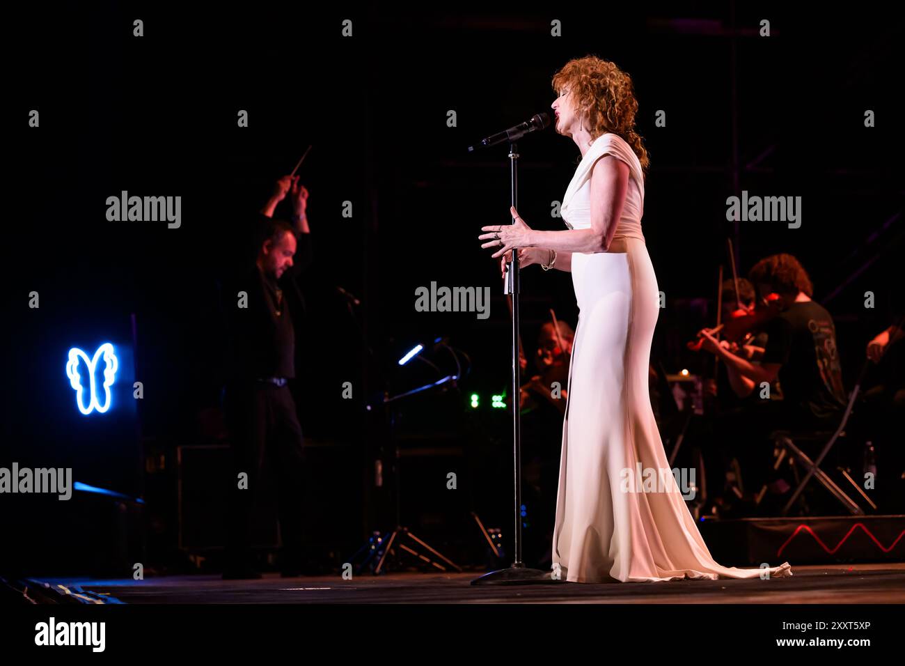 Fiorella Mannoia se produit en direct sur la scène du Festival la Versiliana. (Photo de Stefano dalle Luche/Pacific Press/Sipa USA) Banque D'Images