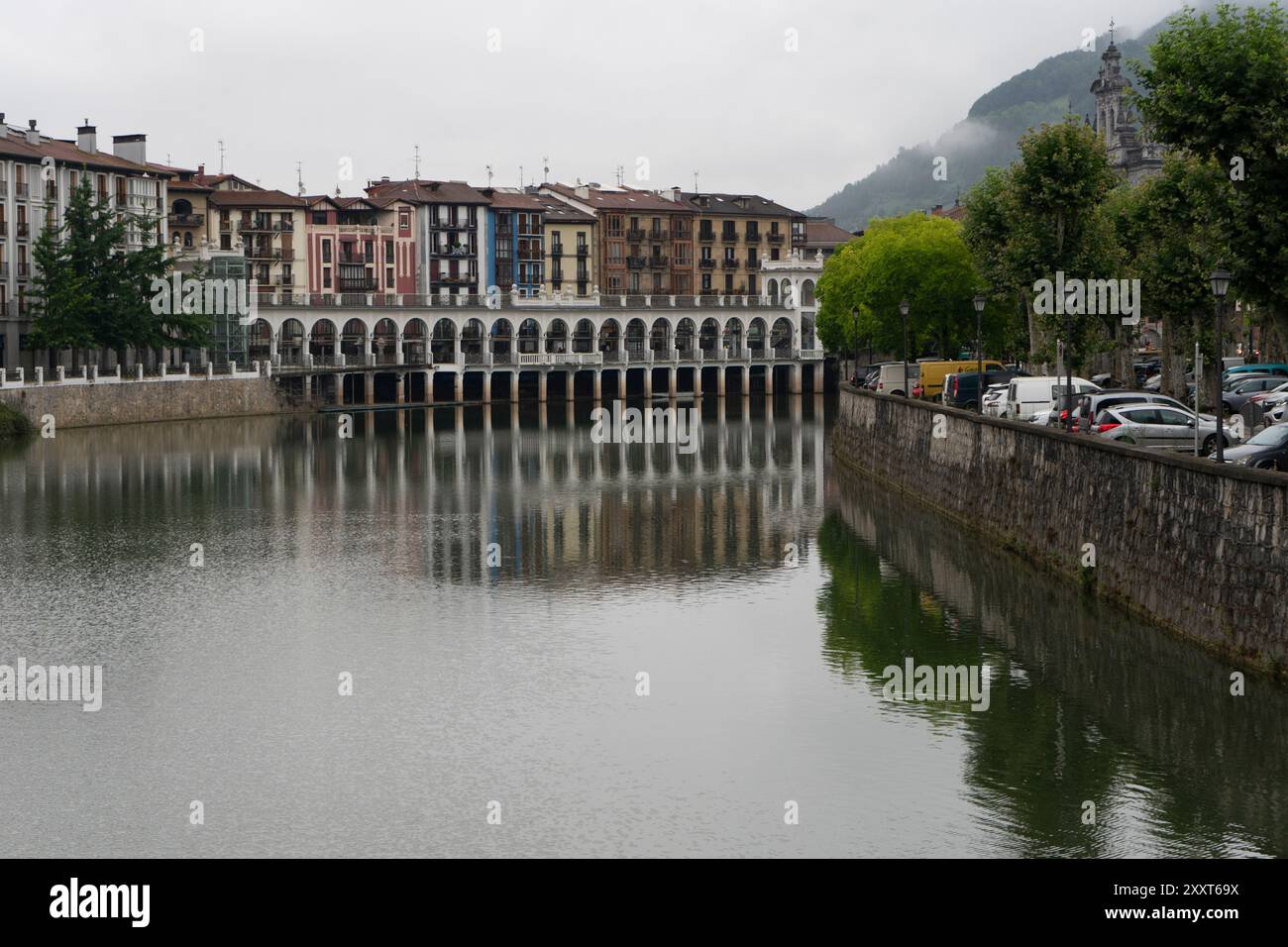 Ville de Tolosa dans le pays Basque, Espagne où vous pouvez voir la ville reflétée dans la rivière avec un ciel nuageux Banque D'Images