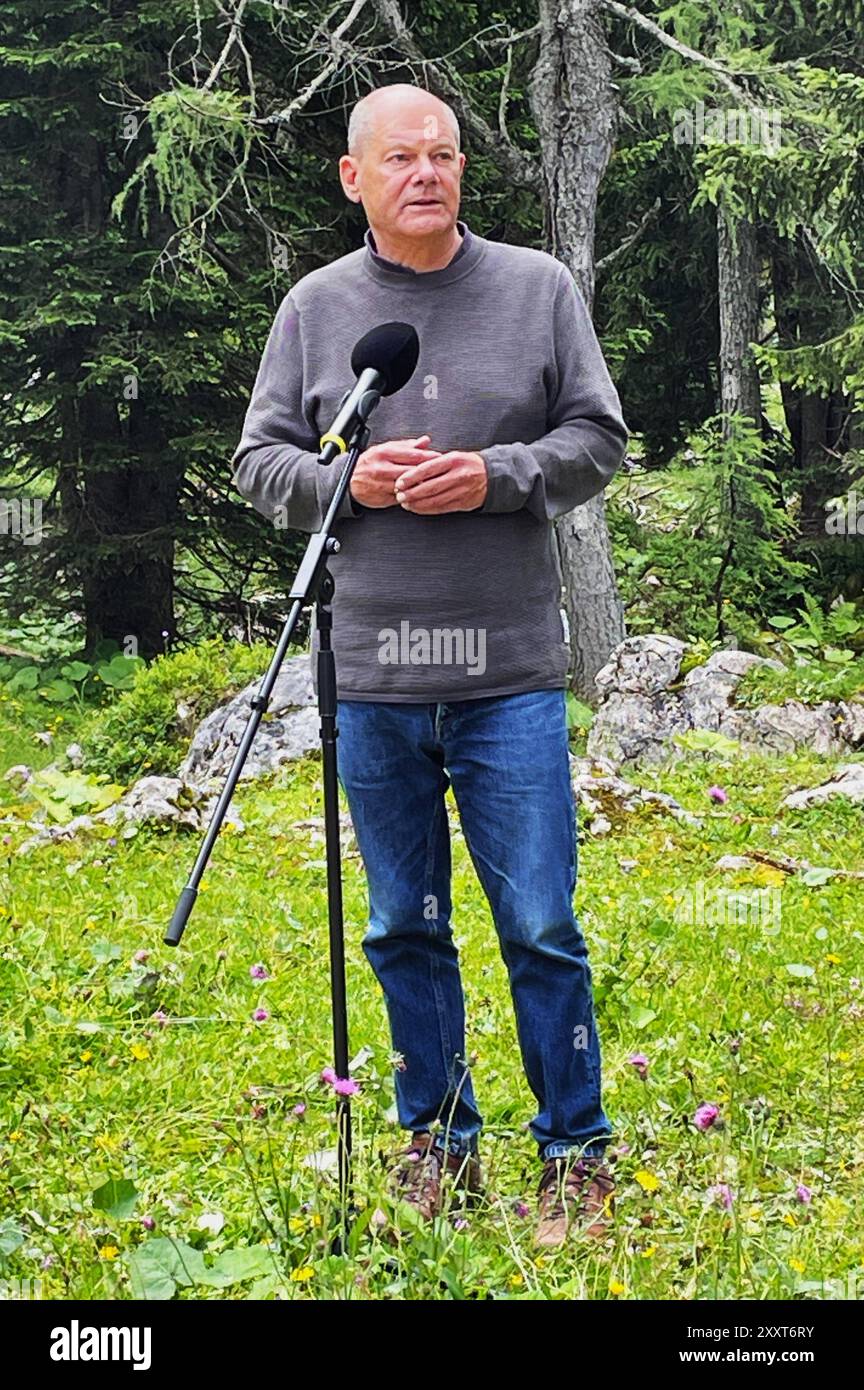 Bundeskanzler Olaf Scholz besucht Gebirgsjäger der Bundeswehr auf der Reiter Alpe in Berchtesgarden, Bayern *** le chancelier fédéral Olaf Scholz rend visite aux troupes de montagne de la Bundeswehr sur l'Alpe Reiter à Berchtesgarden, en Bavière Banque D'Images