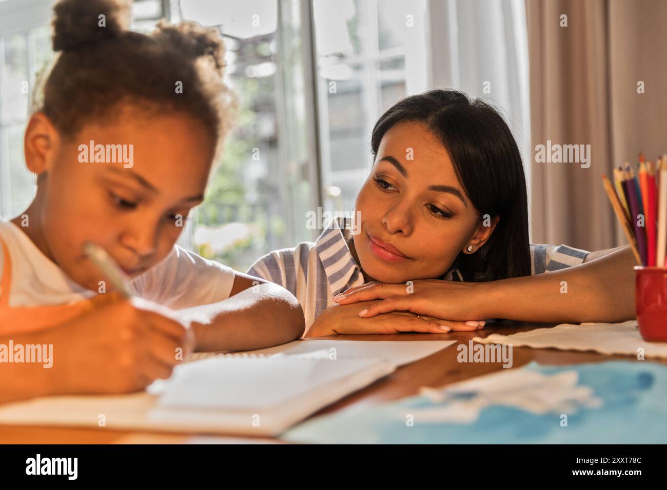 Fille afro-américaine Kid faisant ses devoirs, aide maternelle et soutiens Banque D'Images