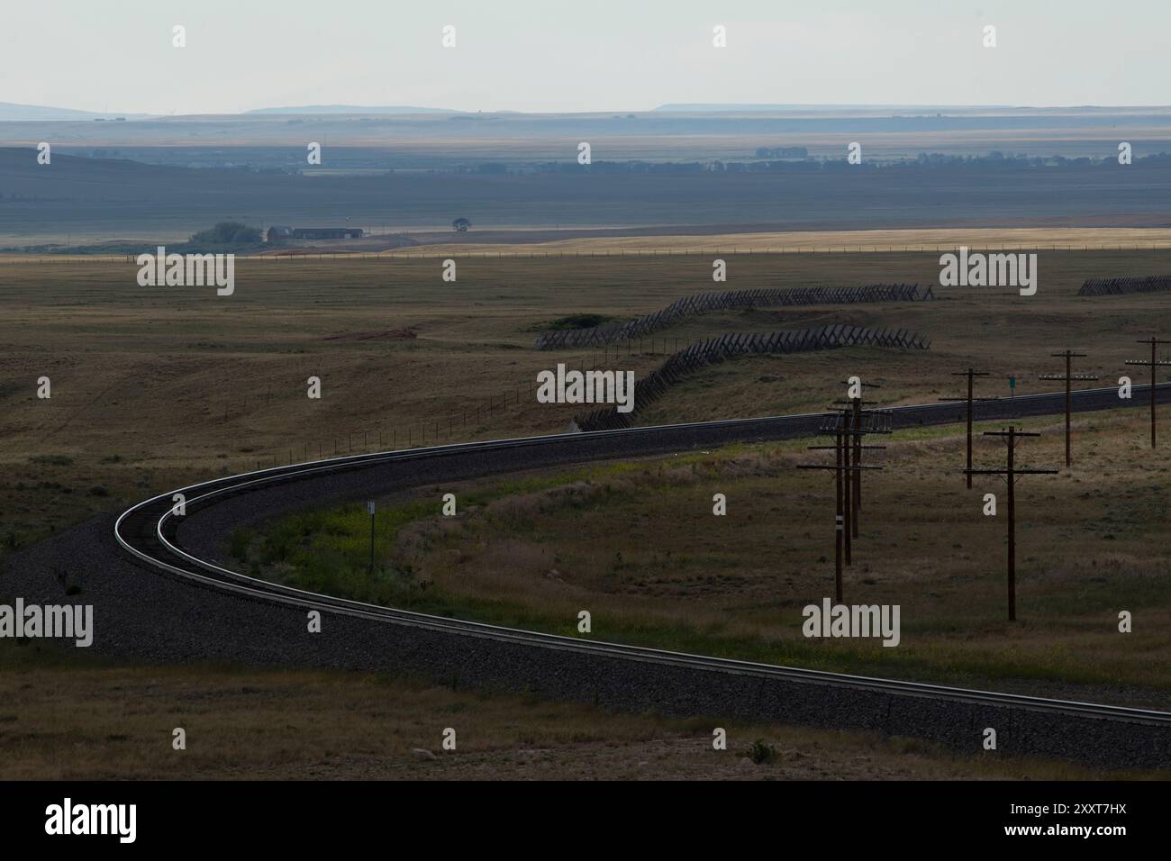 Une voie ferrée courbe dans un vaste prarie Banque D'Images