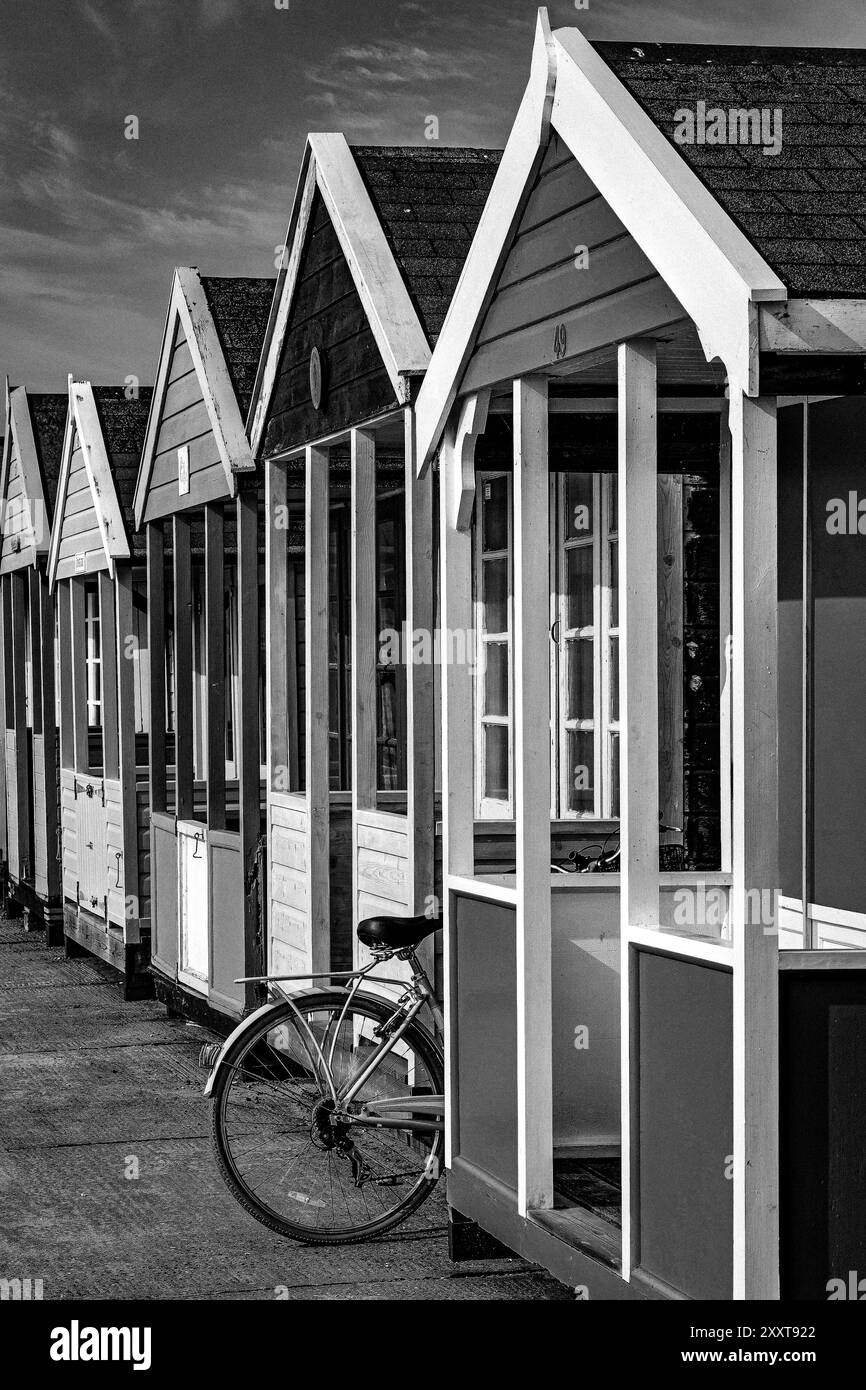 Se cacher des vélos entre les cabanes de plage sur le front de mer à Southwold, Suffolk un jour d'été. Répétitions. Concept. Résumé. Image en noir et blanc. Banque D'Images Se cacher des vélos entre les cabanes de plage sur le front de mer à Southwold, Suffolk un jour d'été. Répétitions. Concept. Résumé. Image en noir et blanc. Banque D'Images