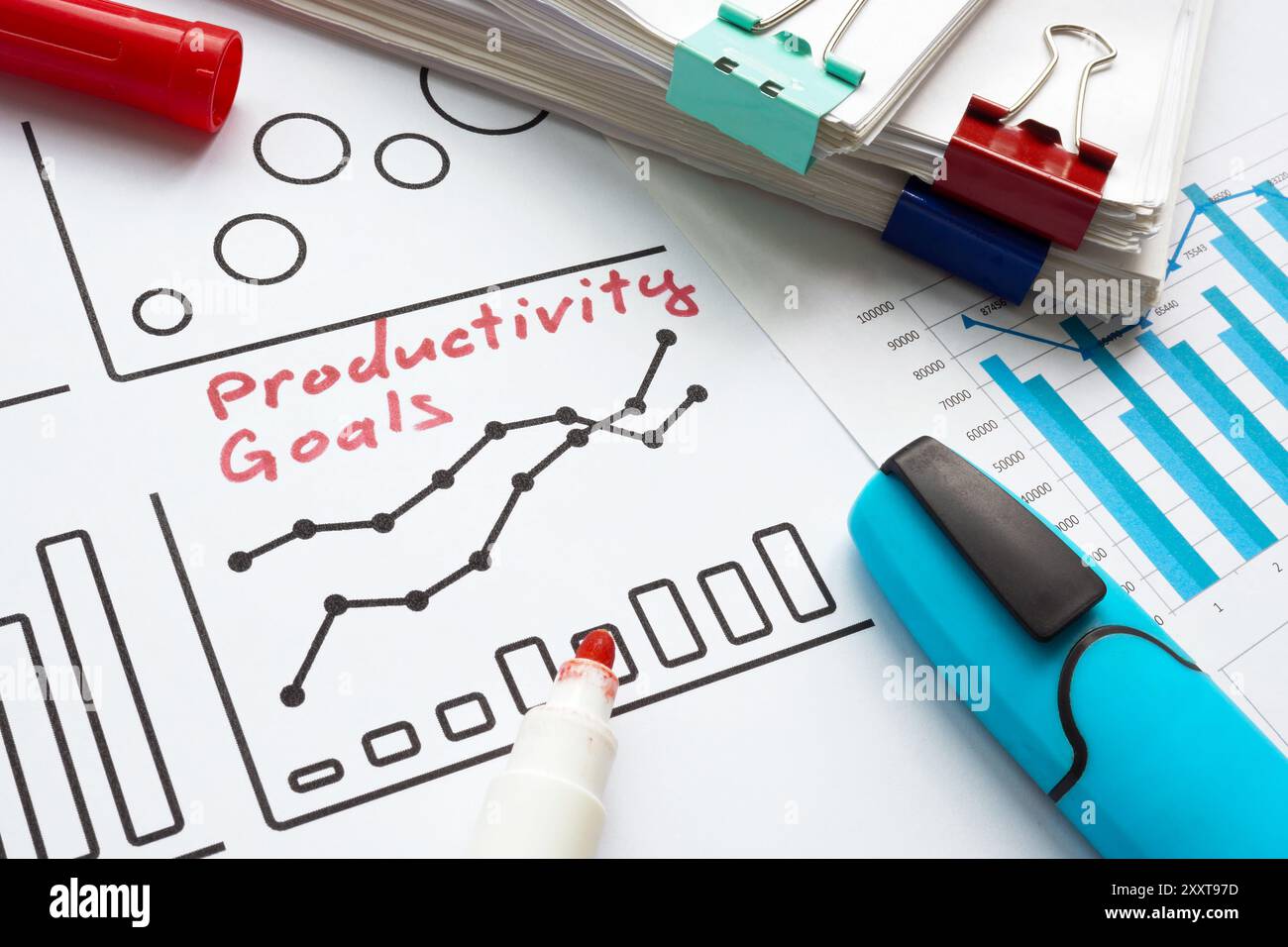 Graphiques et note manuscrite des objectifs de productivité. Mesure des performances et efficacité. Banque D'Images