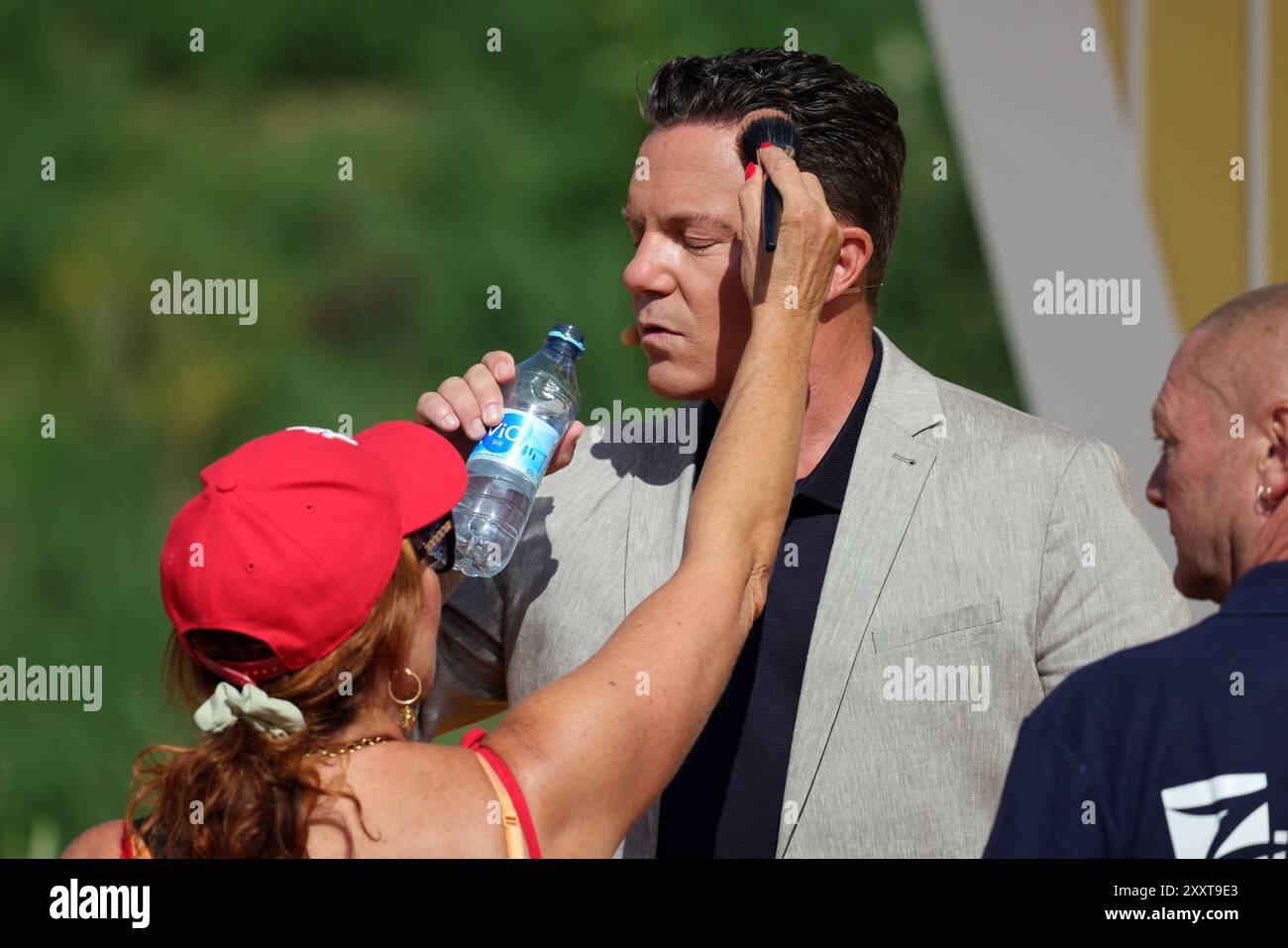 Stefan Mross - Immer wieder sonntags 2024, Folge 10 Stefan Mross trinkt aus einer Pet-Flasche während er von der Maskenbildnerin gepinselt wird. ARD-Unterhaltungsshow Immer Wieder sonntags. TV-Aufzeichnung und Live-Übertragung vom 25.08.2024 aus dem Wasserpark Rulantica, Rust. Baden-Württemberg, Deutschland. *** Stefan Mross Immer Wieder sonntags 2024, épisode 10 Stefan Mross boit d'une bouteille d'animal de compagnie tout en étant peint par le maquilleur ARD Entertainment show Immer Wieder sonntags enregistrement TV et diffusion en direct du 25 08 2024 du parc aquatique Rulantica, Rust Baden Württemberg, allemand Banque D'Images