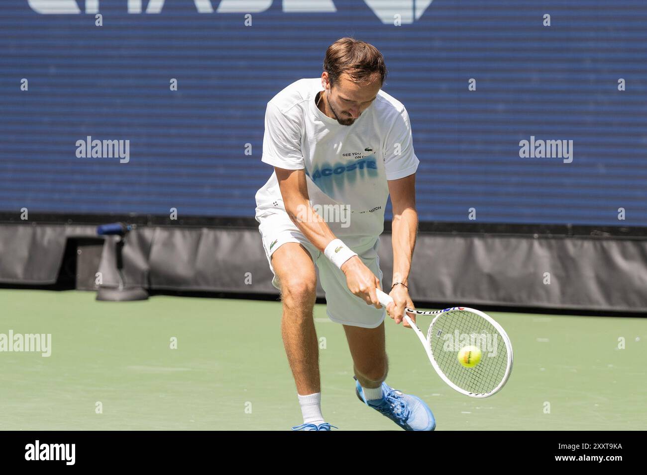 New York, États-Unis. 24 août 2024. Daniil Medvedev s'entraîne avant le début de l'US Open Championship à l'USTA Billie Jean King National Tennis Center à New York (photo de Lev Radin/Pacific Press) crédit : Pacific Press Media production Corp./Alamy Live News Banque D'Images