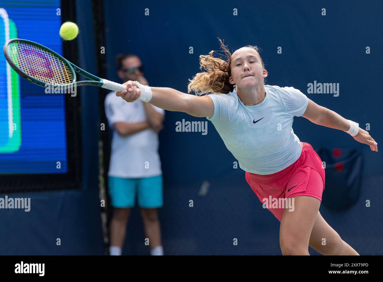 New York, États-Unis. 24 août 2024. Mirra Andreeva s'entraîne avant le début de l'US Open Championship au centre national de tennis Billie Jean King de l'USTA à New York (photo de Lev Radin/Pacific Press) crédit : Pacific Press Media production Corp./Alamy Live News Banque D'Images