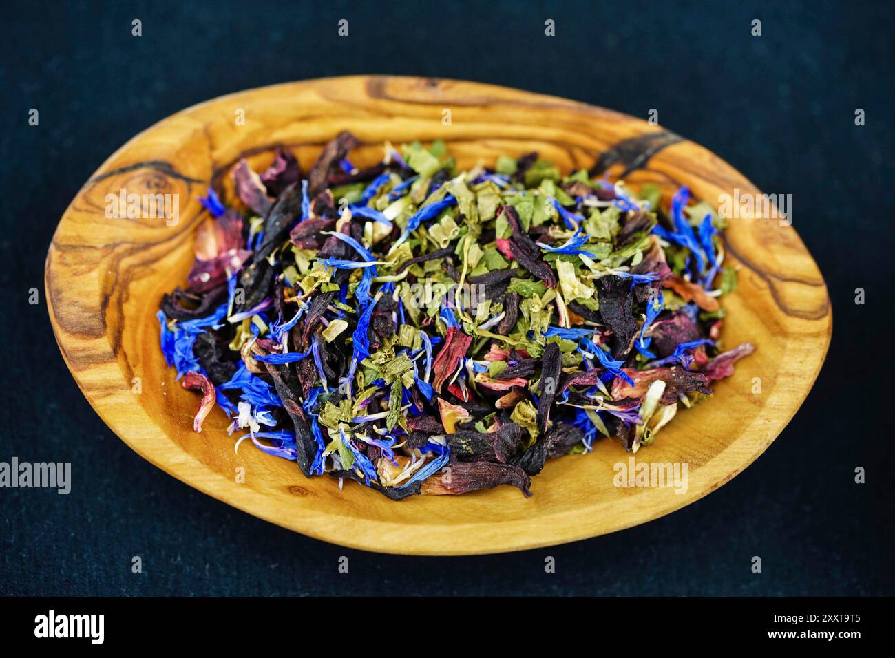 Bleuet, bleuet (Centaurea cyanus, Cyanus segetum), fleurs de bleuet, séchés sur une plaque de bois Banque D'Images