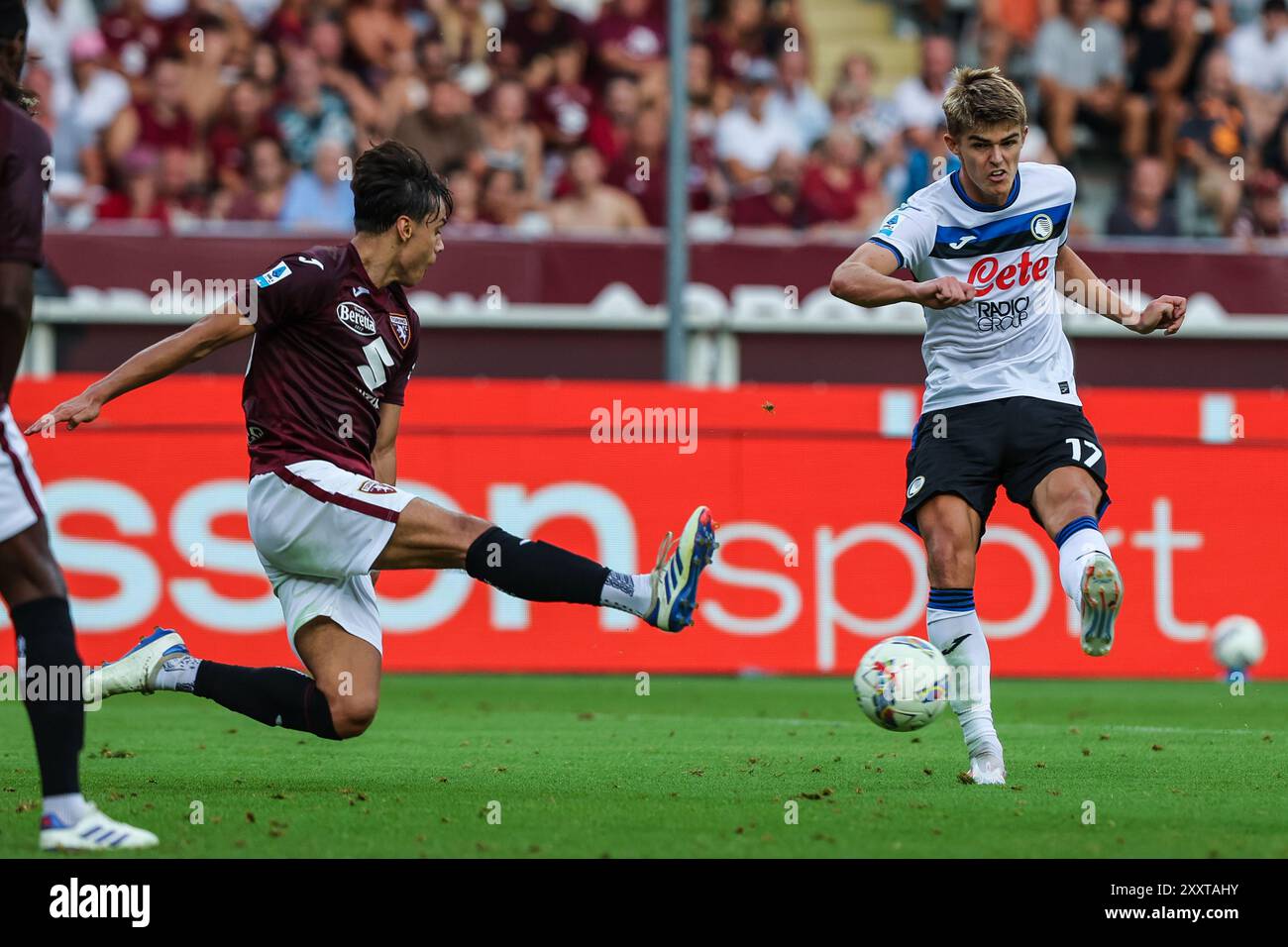 Charles de Ketelaere d'Atalanta BC et Samuele Ricci de Torino FC vus en action lors de la Serie A 2024/25 entre Torino FC et Atalanta BC au stade Olimpico Grande Torino. (Photo Fabrizio Carabelli / SOPA images/SIPA USA) Banque D'Images