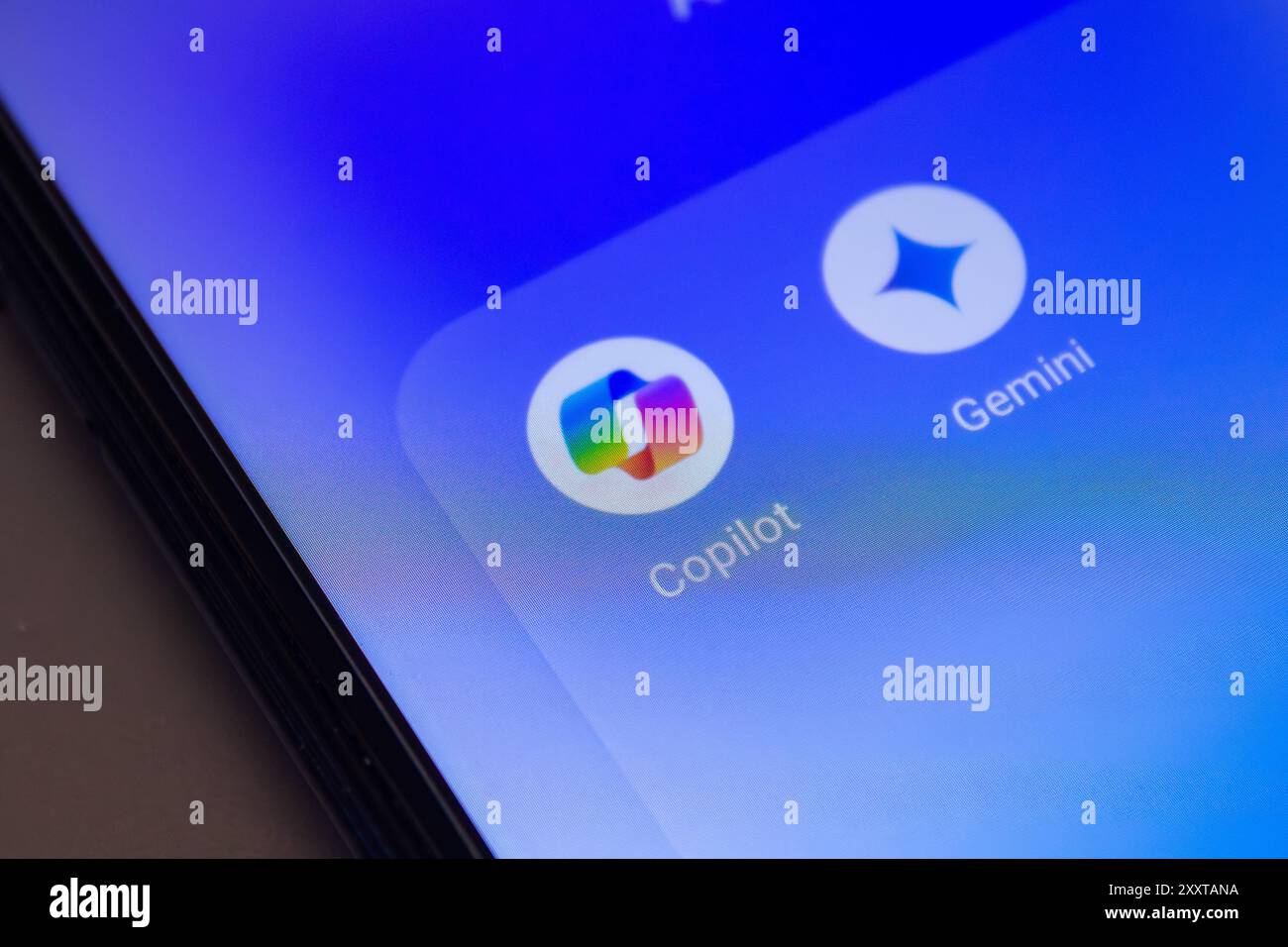Logo de l'application Microsoft CoPilot et Google Gemini affiché sur le smartphone. Afyonkarahisar, Turquie - 19 juillet 2024. Banque D'Images