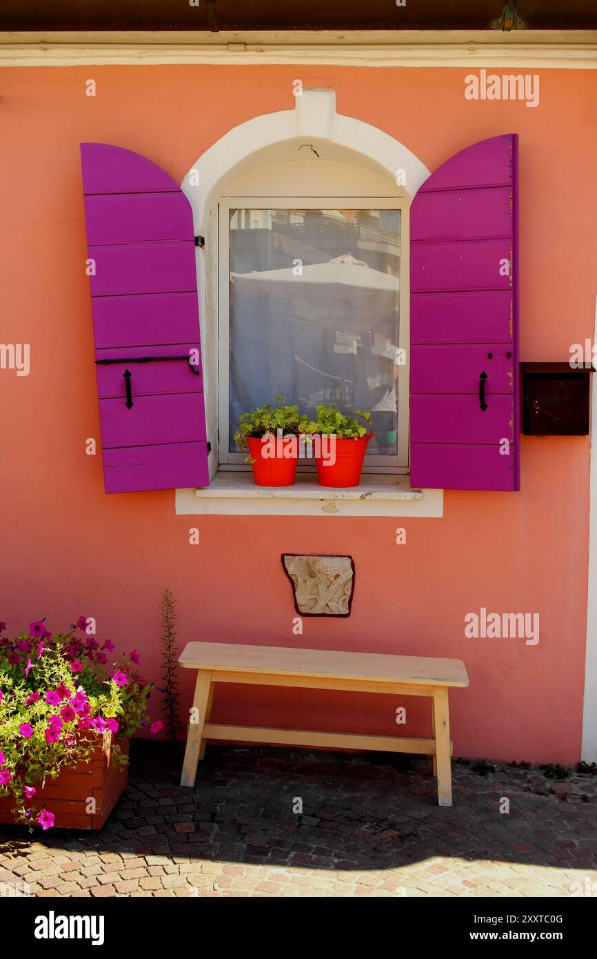 Vue sur une fenêtre colorée de la ville de Caorle, Vénétie, Italie Banque D'Images
