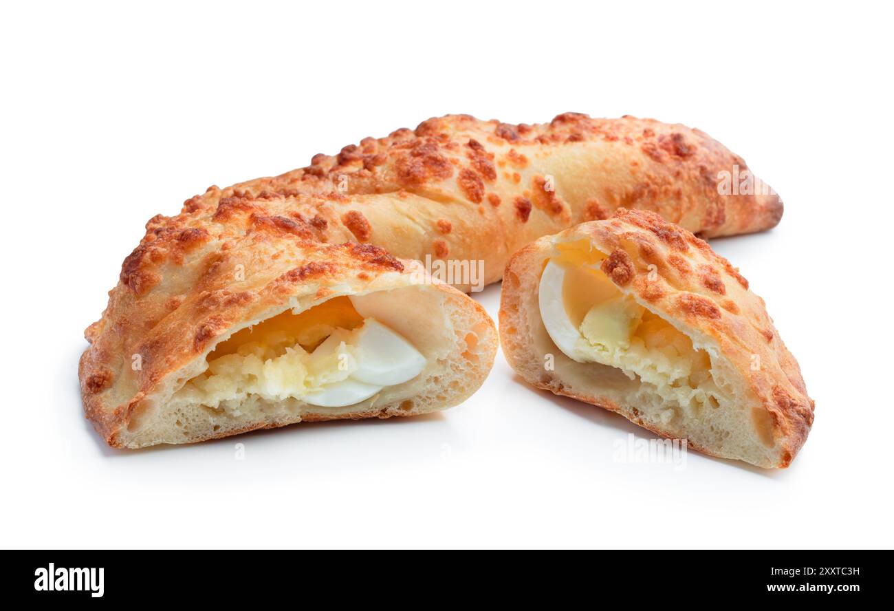 Khachapuri Gurian isolé sur fond blanc Banque D'Images