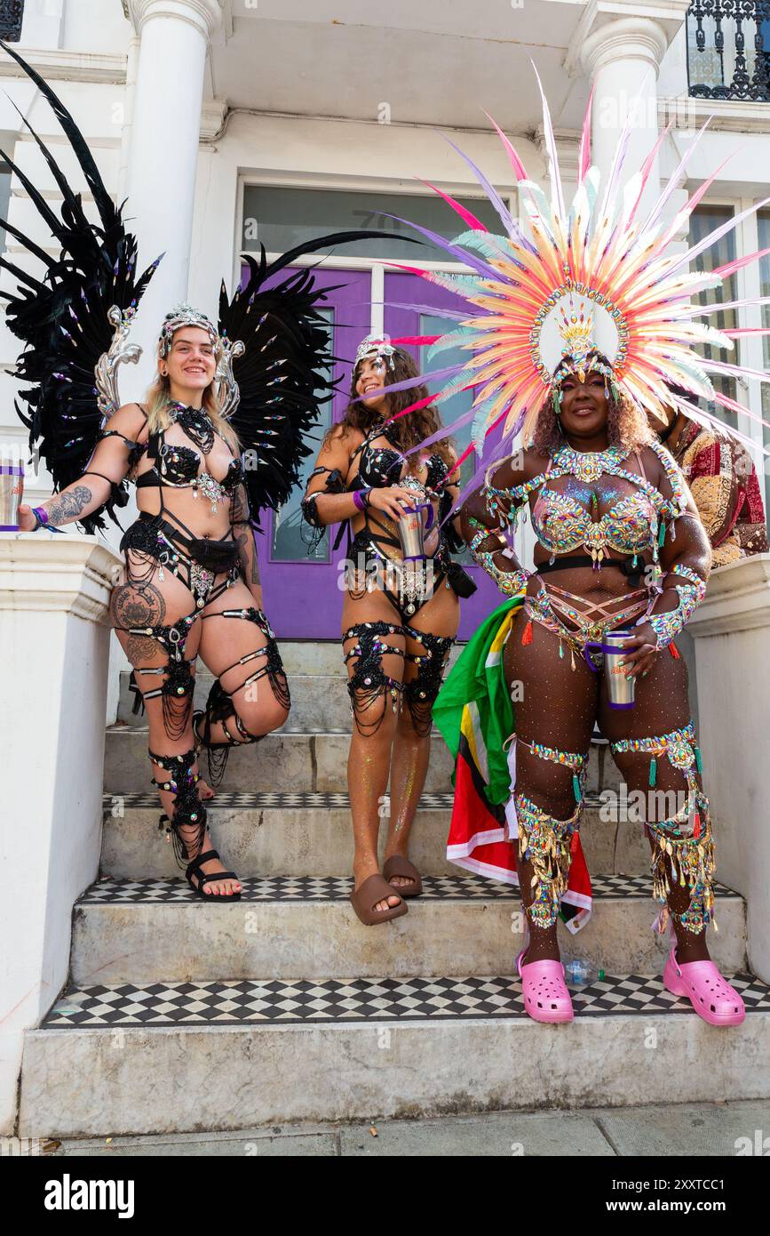 Notting Hill, Londres, Royaume-Uni. 26 août 2024. Le plus grand festival de rue d’Europe aura lieu plus tard dans les rues de Notting Hill. Des danseurs exotiques et des groupes musicaux sur le thème jamaïcain défileront dans les rues, avec de la nourriture et des divertissements de rue autour de la région ajoutant à l'événement. Le Grand Parade a lieu le lundi jour férié comme point culminant du festival de trois jours qui a commencé en 1966. Les participants se rassemblent à proximité Banque D'Images