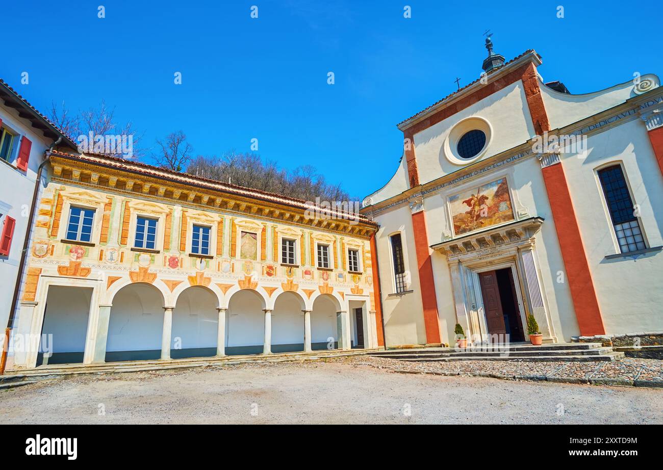 La façade décorée de fresques de la Loggia del Comune et l'église paroissiale St George et St Andrew sur la Piazza della Chiesa, Carona, Tessin, Suisse Banque D'Images